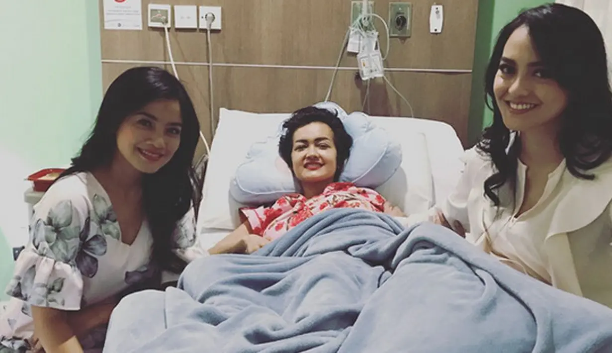 Yulia Rachmawati atau lebih dikenal Julia Perez meninggal dunia dalam usia 37 tahun. Jupe merupakan anak sulung pasangan (alm.) Angkasa Jaya dan Sri Wulansih. Selamat Jalan, Semoga diterima Amal Ibadahnya disisi Allah SWT. (Instagram/juliaperrezz)