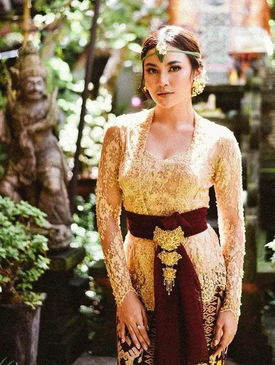 Walaupun bukan di momen Nyepi, Mahalini juga beberapa kali sempat mengunggah fotonya mengenakan kebaya Bali. Di sini, dalam balutan kebaya bernuansa emas dengan selendang merah, dan kain sebagai bawahan, Mahalini terlihat sangat cantik, disempurnakan dengan beberapa aksesori emas. Foto: Instagram.