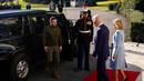 Presiden Amerika Serikat Joe Biden dan Ibu Negara Jill Biden menyambut Presiden Ukraina Volodymyr Zelenskyy di Gedung Putih, Washington, Amerika Serikat, 21 Desember 2022. Joe Biden menyambut Zelenskyy di Oval Office dan melakukan konferensi bersama di East Room membahas tentang dukungan AS terhadap Ukraina. (AP Photo/Patrick Semansky)