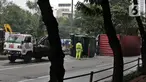 Petugas melakukan evakuasi Kontainer yang terguling di Jalan S Parman, Jakarta Barat, Senin (4/5/2020). Tidak ada korban jiwa dalam kecelakaan tersebut, namun kecelakaan tersebut membuat lalin dijalan itu terimbas kemacetan yang cukup panjang. (Liputan6.com/Johan Tallo)
