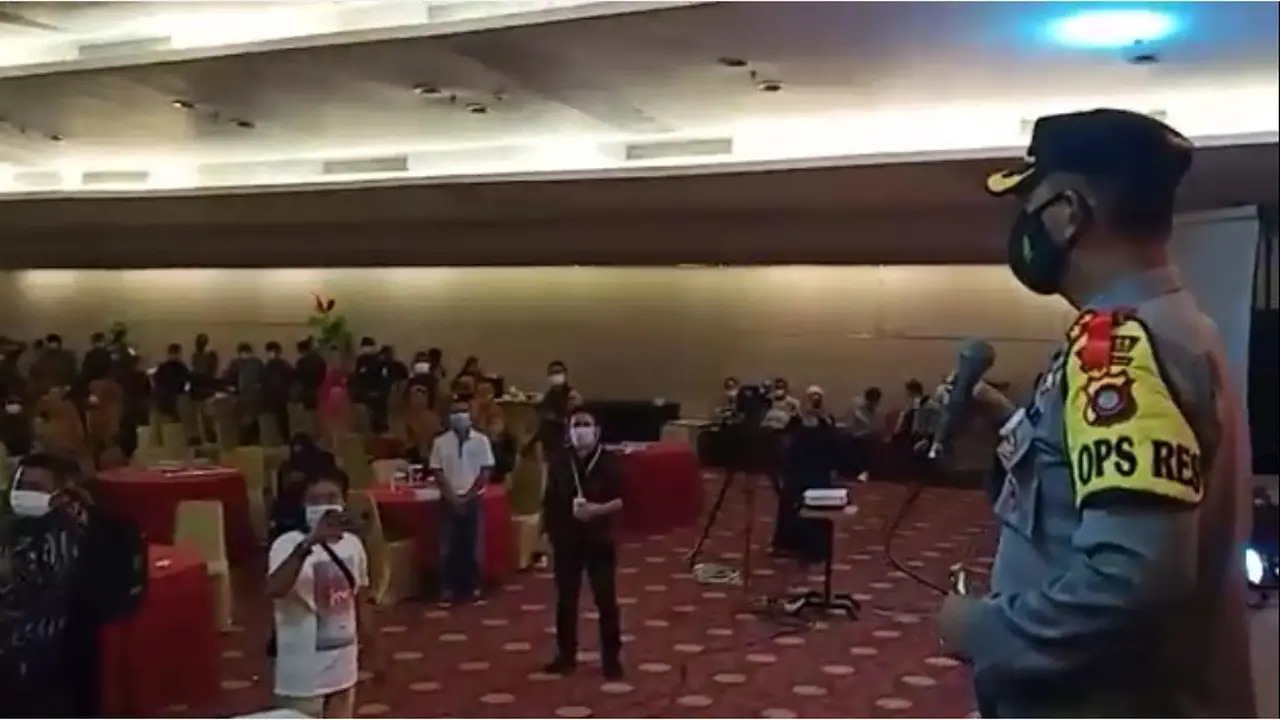 Kapolres Gorontalo Kota, AKBP Desmont Harjendro saat membubarkan acara Bawaslu Award di Kota Gorontalo (Liputan6.com/Arfandi Ibrahim)
