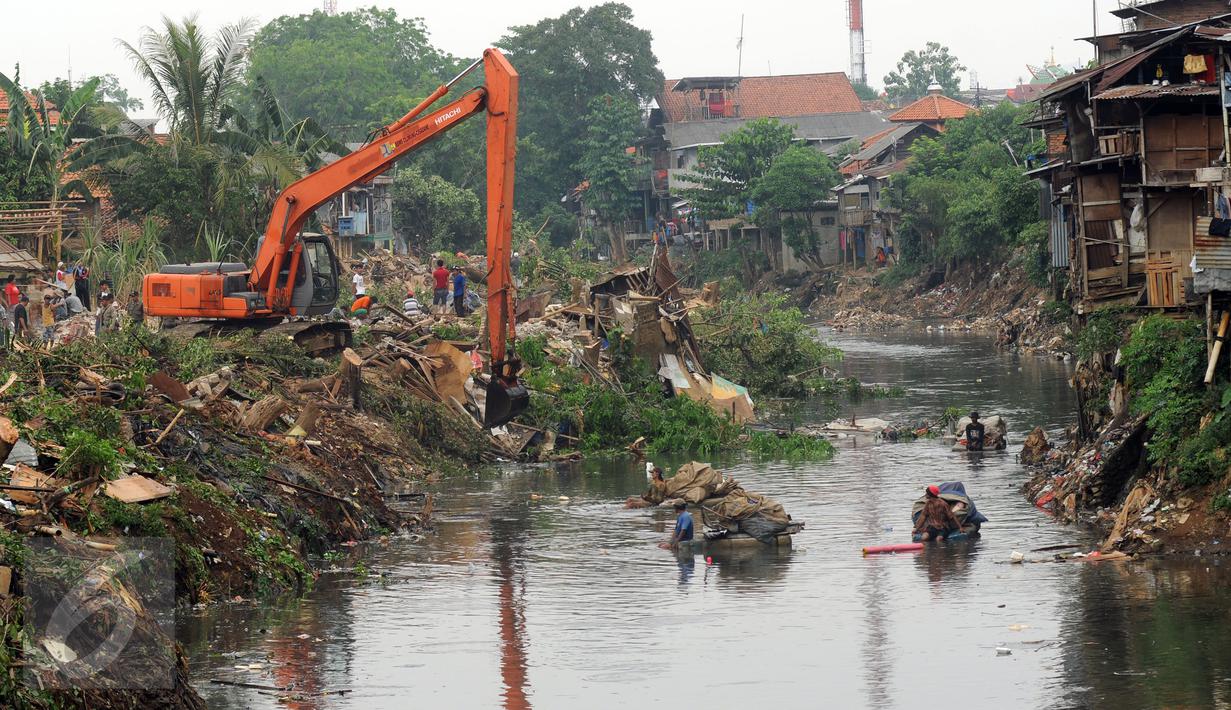 Sebuah eskavator terus melakukan upaya perataan Kampung Pulo, Jakarta, Jumat (21/8/2015). Penggusuran terkait rencana Pemprov DKI Jakarta yang akan melakukan normalisasi Kali Ciliwung. (Liputan6.com/Helmi Fithriansyah)