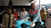 Jokowi tunggangi motor kustom bergaya cafe racer milik Gibran. (Arief/Liputan6.com)