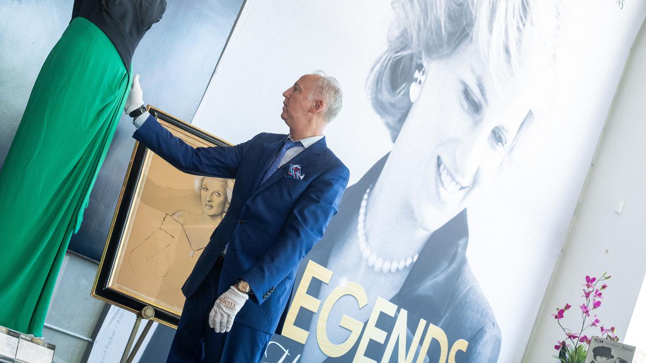 Salah satu gaun milik Putri Diana yang telah terjual oleh pelelangan Julien's Auctions