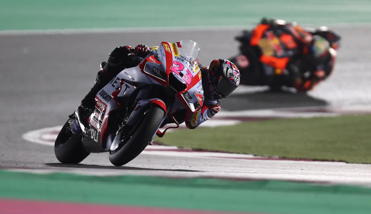 Pembalap tim Gresini Racing, Enea Bastianini berkompetisi selama MotoGP Qatar di Sirkuit Internasional Lusail, Minggu (6/3/2022). Bastianini menjadi yang terdepan menyelesaikan balapan dengan waktu 42 menit 13,198 detik untuk merebut kemenangan perdana di kelas MotoGP. (KARIM JAAFAR/AFP)