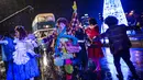 Para peserta menari saat parade Cabalgata de Reyes di Madrid, Spanyol, 5 Januari 2022. Parade warna-warni ini dalam rangka merayakan Epiphany saat umat Kristen memperingati kunjungan Tiga Raja atau Tiga Orang Bijaksana ke bayi Yesus. (AP Photo/Bernat Armangue)