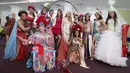 Sejumlah peserta berfoto bersama sebelum mengikuti ajang Mrs Universe 2015 di Minsk, Belarus, Sabtu (29/8/2015). (REUTERS/Vasily Fedosenko)