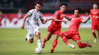Pemain Borneo FC, Hendro Siswanto (kiri) menguasai bola dibayangi dua pemain Persija Jakarta, Firza Andika dan Hansamu Yama pada laga pekan ke-7 BRI Liga 1 2023/2024 di Stadion Patriot Candrabhaga, Bekasi, Rabu (9/8/2023). (Bola.com/Bagaskara Lazuardi)