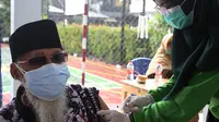 Sejumlah tenaga kesehatan di Kota Tangerang mengunjungi rumah ke rumah lanjut usia untuk memberikan vaksinasi booster, Jumat (21/1/2022).