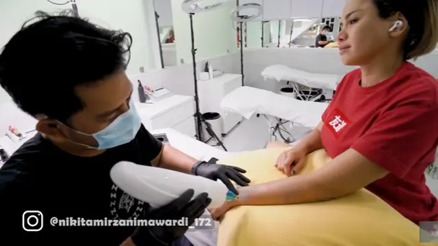Agar Cepat Nikah, Ini 6 Momen Nikita Mirzani Hapus Tato di Tangan