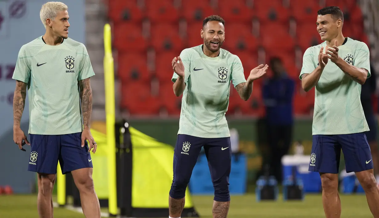 Penyerang Brasil Neymar dan rekan setimnya Pedro serta Thiago Silva berlatih selama sesi latihan jelang menghadapi Timnas Serbia di stadion Grand Hamad, di Doha, Qatar, Rabu (23/11/2022). Di lini belakang akan dikawal ketat Alisson Becker, Thiago Silva, hingga Marquinhos. (AP Photo/Andre Penner)