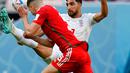 Pemain Iran Alireza Jahanbakhsh (kanan) menendang bola saat pemain Wales Chris Mepham bertahan pada pertandingan sepak bola Grup B Piala Dunia 2022 di Stadion Ahmad Bin Ali, Al Rayyan, Qatar, Jumat (25/11/2022). Iran mengalahkan Wales dengan skor 2-0. (AP Photo/Pavel Golovkin)