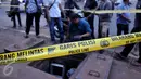 Aparat Kepolisian Polda Metro Jaya melakukan olah TKP di gorong-gorong Jalan Medan Merdeka Selatan, Jakarta, Sabtu (5/3/2016). Di gorong-gorong tersebut petugas menemukan sisa kulit kabel yang diduga menjadi penyebab banjir. (Liputan6.com/Johan Tallo)