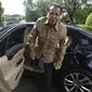 Ketua Komite Ekonomi Nasional (KEN) Chairul Tanjung beranjak keluar dari mobilnya setibanya di Istana Negara untuk menghadap Presiden Yudhoyono di Jakarta, Jumat (16/5). (ANTARA FOTO/Widodo S. Jusuf)