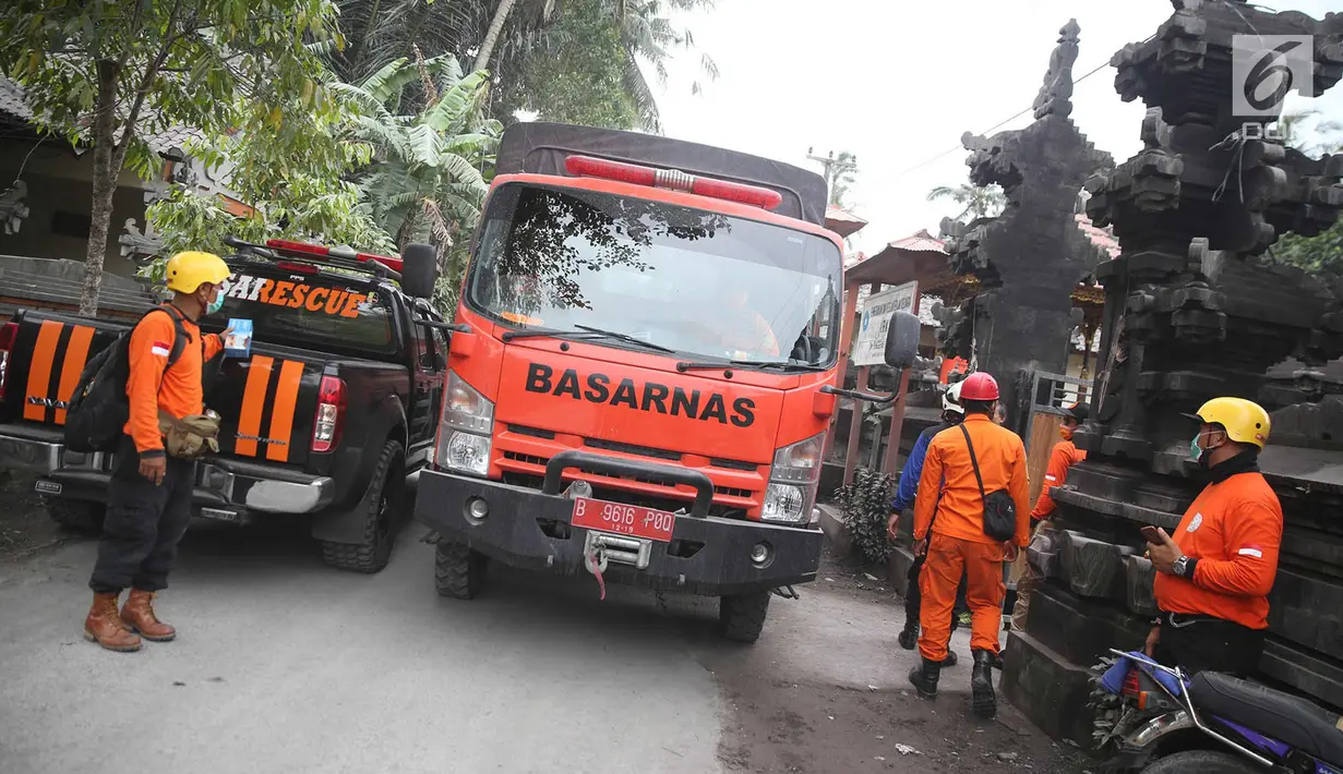 Mobil petugas Basarnas saat evakuasi perabotan dan berkas di Kantor Kepala Desa Jungutan, Karangasem, Bali, Jumat (1/12). Erupsi Gunung Agung membuat para petugas Basarnas terus berupaya membantu warga. (Liputan6.com/Immanuel Antonius)