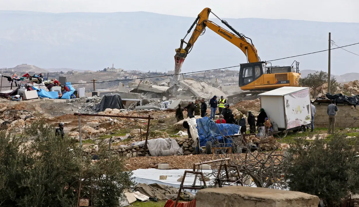 Suasana pembongkaran rumah warga Palestina yang menurut otoritas Israel dibangun tanpa izin di Desa Al-Dirat, dekat kota Hebron, Tepi Barat (16/1/2020). Pembongkaran itu menurut otoritas Israel dilakukan karena rumah dibangun tanpa izin. (AFP/Hazem Bader)
