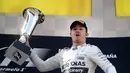 Nico Rosberg dengan trofi juara perdananya musim ini. (AFP/Tom Gandolfini)