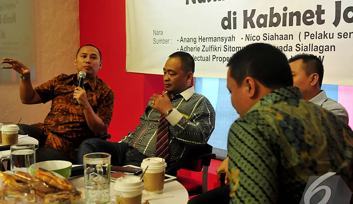 Anggota Fraksi PDI Perjuangan Nico Siahaan (kiri) saat menjadi pembicara diskusi Ngobrol Bareng Santai (Ngobras) JPI dengan tema "Nasib Ekonomi Kreatif di Kabinet Jokowi", Jakarta, Jumat (14/11/2014) (Liputan6/Johan Tallo)
