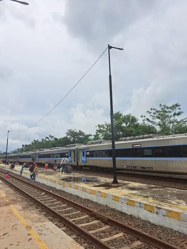 Kereta terpaksa terhenti karena banjir