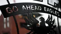 Tampak logo Go Ahead Eagles di salah satu pintu masuk markas mereka, Stadion De Adelaarshorst di Deventer, Belanda. (X/Go Ahead Eagles)