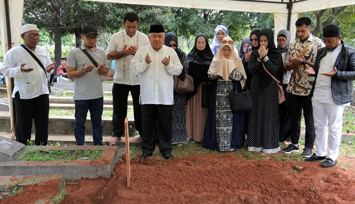 Tidak terlihat menangis berlebihan, Said justru berusaha untuk tegar melepas kepergian Alyah untuk selamanya. Tampak hadir rekan sesama selebriti dan tokoh Agama, Prof. Dr. KH. Din Syamsudin. (Deki Prayoga/Bintang.com)