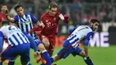 Philipp Lahm. Legenda Bayern Munchen yang pensiun pada 2017 ini telah bermain dalam 652 laga termasuk saat dipinjamkan dua musim ke VFB Stuttgart, 2003-2005. Ditambah 113 laga bersama Timnas Jerman, ia total meraih 60 kartu kuning dalam 765 laga, tanpa satu pun kartu merah. (AFP/Christof Stache)