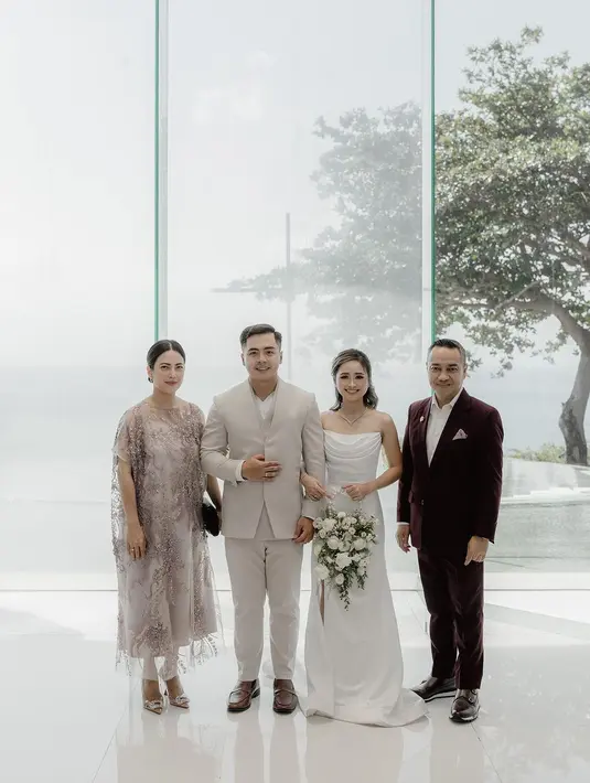Potret bahagia Gritte Agatha dan Arif Hidayat setelah menyandang status baru sebagai suami istri. Sekedar informasi, keduanya menggelar tunangan pada 13 Agustus 2023. [Instagram/gritteagathaa]