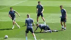 (kiri-kanan) Pemain Jerman Jonas Hoffmann, Toni Kroos, Kai Havertz, Robin Gosens dan Florian Neuhaus melakukan pemanasan selama sesi latihan MD-1 di Herzogenaurach, Jerman, Senin (28/6/2021). Jerman akan melawan Inggris pada babak 16 besar Euro 2020. (Christof STACHE/AFP)
