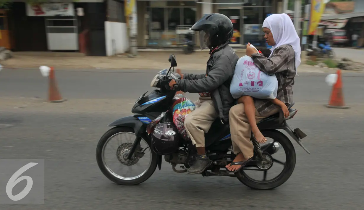 Pemudik menggunakan motor di jalur Cikampek, Jawa Barat, Minggu (3/7). Meski mendekati hari lebaran, arus lalu lintad di jalur Cikampek menuju Cirebon masih lancar. (Liputan6.com/Gempur M Surya)