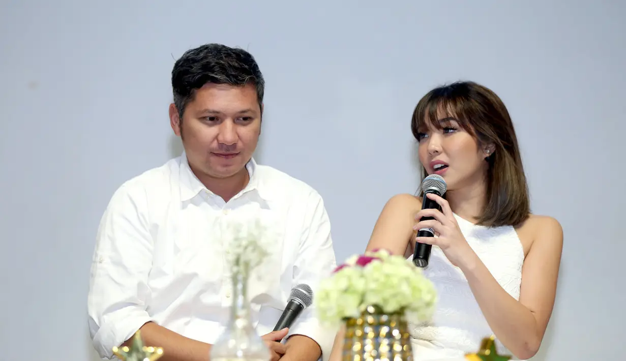 “Ada waktunya sama Gisel kadang ada waktunya saya me time atau ngelakuin hoby foto, kita masing-masing juga harus punya dunia sendiri juga, jangan nempel terus," tambahnya. (Nurwahyunan/Bintang.com)