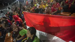 Suporter Selangor FA mengibarkan bendera Indonesia saat melawan Kuala Lumpur FA pada laga Liga Super Malaysia di Stadion Kuala Lumpur, Cheras, Minggu (4/2/2018). Kuala Lumpur FA kalah 0-2 dari Selangor FA. (Bola.com/Vitalis Yogi Trisna)