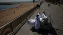 Francisco España (60) melihat pantai dari area pejalan kaki di seberang "Rumah Sakit del Mar" di Barcelona, 4 September 2020. Sebuah rumah sakit di Barcelona ingin mengetahui apakah jalan-jalan singkat ke pantai dapat membantu pemulihan pasien Covid-19 yang dirawat di ICU (AP Photo/Emilio Morenatti)