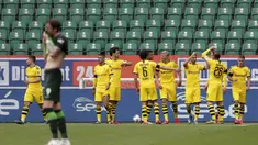 Pemain Borussia Dortmund merayakan gol yang dicetak oleh Raphael Guerreiro ke gawang Wolfsburg pada laga Bundesliga, Minggu (24/5/2020). Borussia Dortmund menang 2-0 atas Wolfsburg. (AP/Michael Sohn)