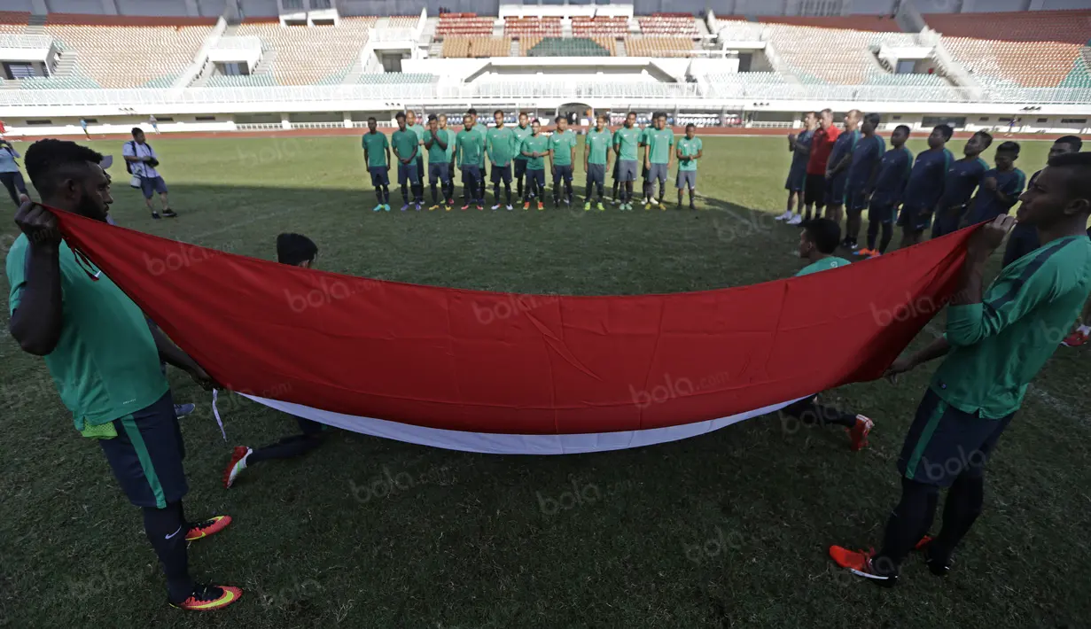 Yanto Basna, Teja Paku Alam, Abdurahman, dan Dendi Sulistyawan mememgang bendera saat upacara memperingati HUT RI ke-71 di Stadion Pakansari, Bogor, Rabu (17/82016). (Bola.com/Nicklas Hanoatubun)