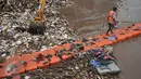 Tampak petugas membersihkan sampah yang menumpuk di Kali Angke, Jakarta, Kamis (3/2). Pemprov DKI Jakarta melakukan pengerukan sampah di kali tersebut sebagai salah satu upaya mengantisipasi banjir di Ibu Kota. (Liputan6.com/Gempur M Surya)