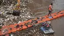 Tampak petugas membersihkan sampah yang menumpuk di Kali Angke, Jakarta, Kamis (3/2). Pemprov DKI Jakarta melakukan pengerukan sampah di kali tersebut sebagai salah satu upaya mengantisipasi banjir di Ibu Kota. (Liputan6.com/Gempur M Surya)