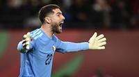 Kiper Aljazair, Luca Zidane, memberi isyarat saat pertandingan sepak bola Grup E Piala Afrika (CAN) antara Aljazair dan Burkina Faso di Stadion Moulay Hassan, Rabat, pada 28 Desember 2025. (Paul ELLIS / AFP)