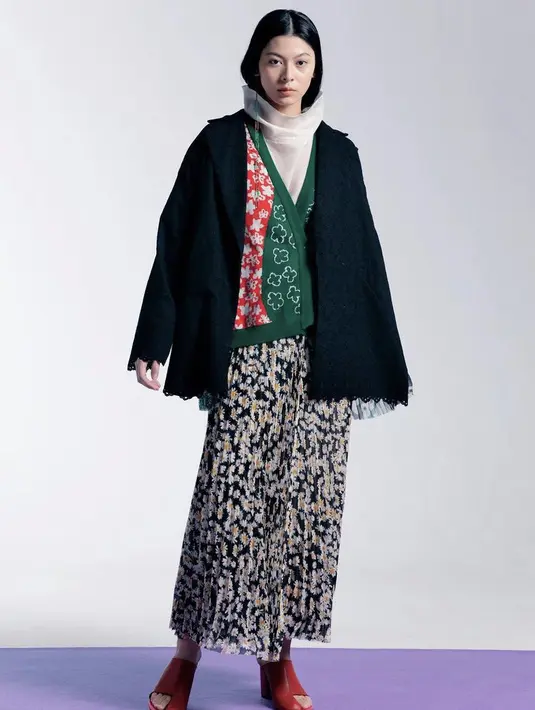 Pakaian dengan bahan pleats sepertinya sedang tren, sahabat Fimela bisa menggunakan long skirt atau atasan berbahan pleats. @I.K.Y.K.