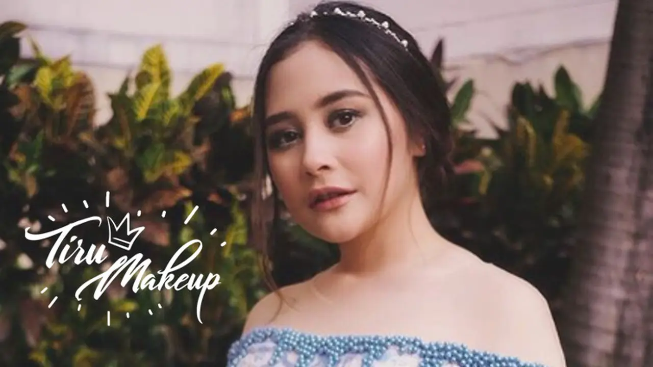 Tiru Makeup: Super Cute, Prilly Latuconsina dengan Lipstik Glossy