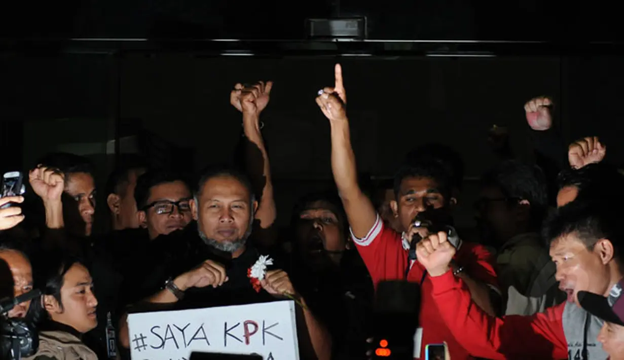 Wakil Ketua KPK, Bambang Widjojanto kembali ke gedung KPK Jakarta, Sabtu dini hari (24/1/2015). Kembalinya Bambang Widjojanto disambut sejumlah aktivis di gedung KPK Jakarta. (Liputan6.com/Helmi Fithriansyah)