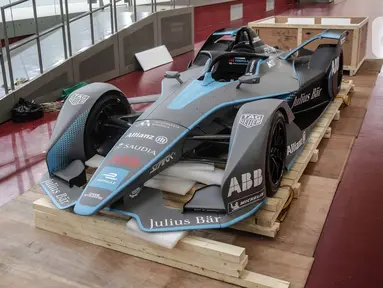 Replika mobil Formula E setelah dibuka untuk kali pertama di Stadion Balap Sepeda Velodrome, Rawamangun, Jakarta Timur, pada Kamis (26/5/2022). Ini merupakan replika salah satu mobil Formula E yang akan mengaspal di Sirkuit Ancol pada 4 Juni mendatang. (Liputan6.com/Faizal Fanani)