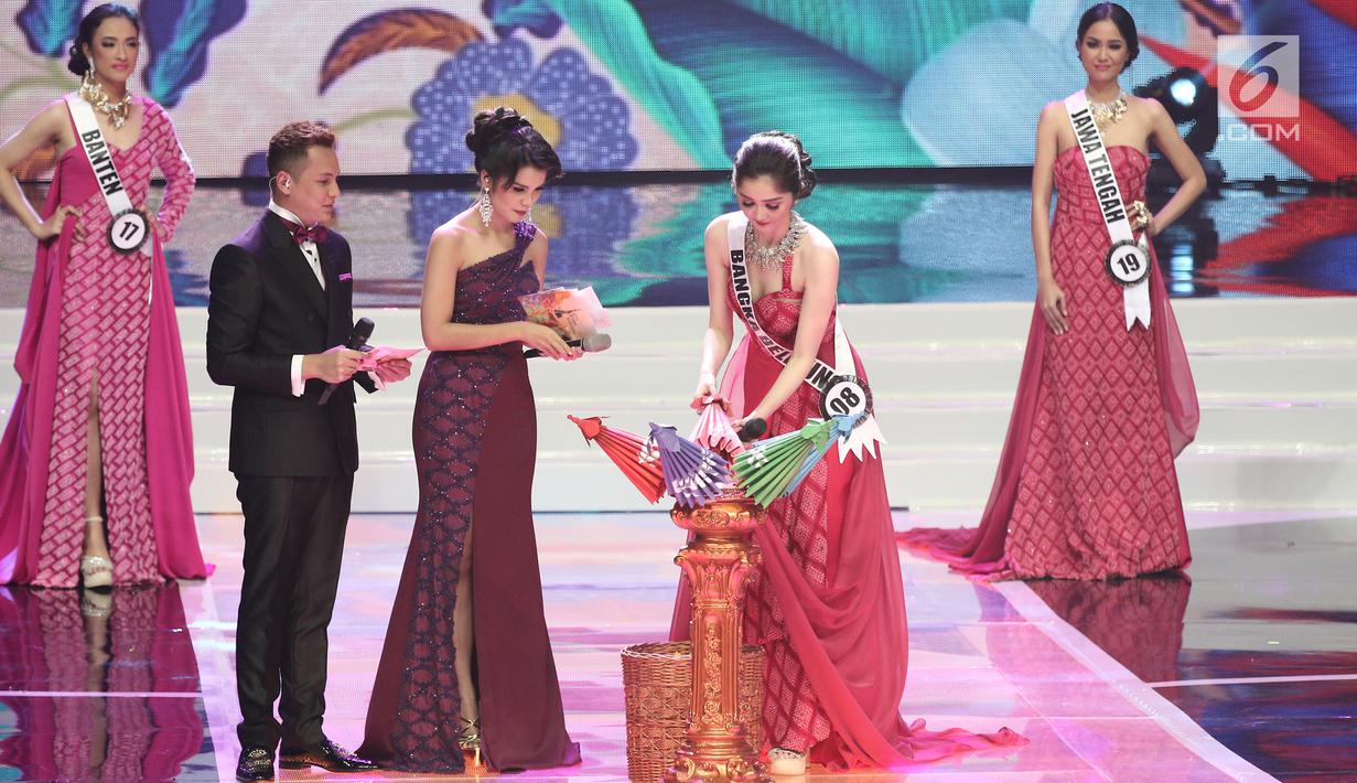 Finalis dari Bangka Belitung, Sonia Fergina mengambil payung untuk menjawab pertanyaan dari Juri, Riyo Mori pada malam puncak Puteri Indonesia 2018 di JCC, Jakarta, Jumat (9/3). (Liputan6.com/Herman Zakharia)