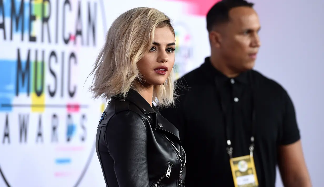 Penyanyi Selena Gomez berpose di karpet merah American Music Awards 2017 di Los Angeles, Minggu (19/11).Malam itu, Selena terlihat menerapkan makeup nan flawless dengan aksentuasi eyeliner dan bulu mata lentik. (Jordan Strauss/Invision/AP)