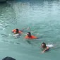 Wagub DKI sandiaga Uno, berenang menuju Pulau Sebira (Liputan6.com/Yunizafira)