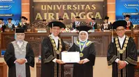 Gubernur Jawa Timur Khofifah Indar Parawansa menerima Doktor Honoris Causa dari Unair, Minggu (Dok. Istimewa/Liputan6)