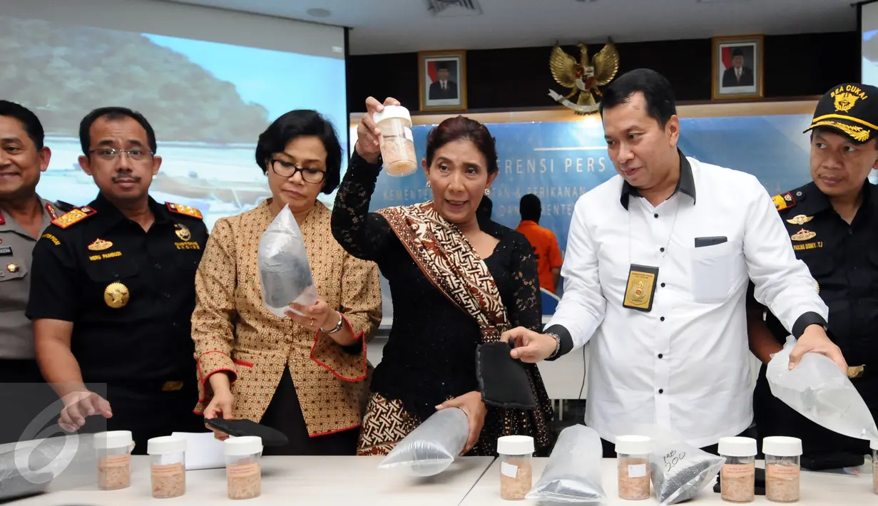Menteri KKP Susi Pudjiastuti (keempat kiri) menunjukkan barang bukti penyelundupan benih lobster di Gedung KKP Jakarta, Rabu (26/10). Delapan orang ditetapkan sebagai tersangka dan diperiksa di Direktorat Tipidter Polri. (Liputan6.com/Helmi Fithriansyah)
