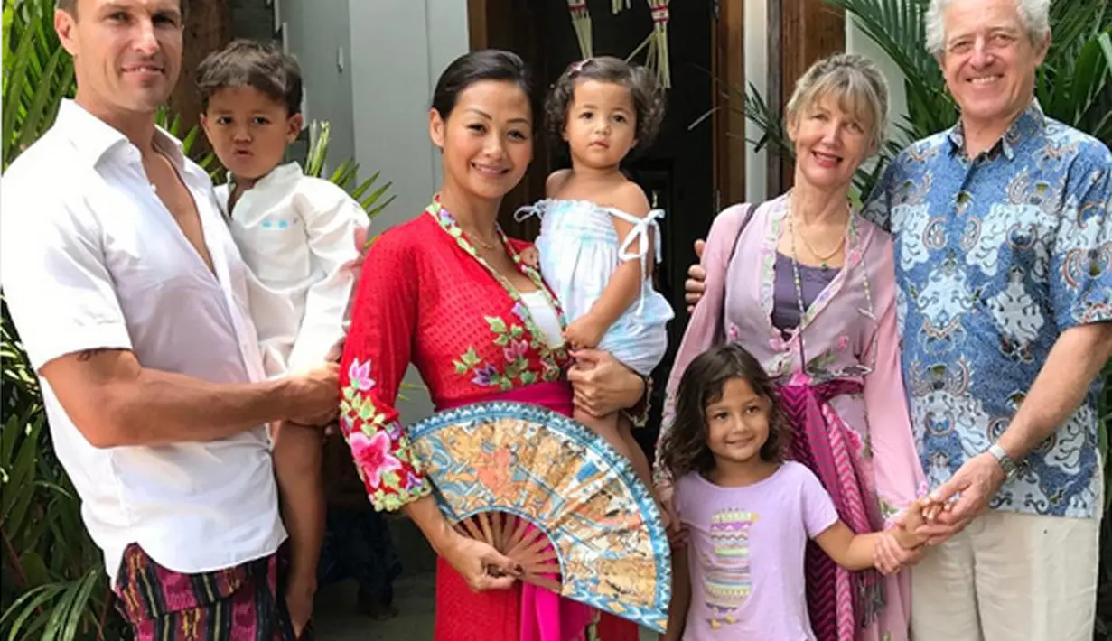 “Kan aku ada Jawa dari kecil, suka dengar ngomong Jawa, mamah ngomong Manado jadi anak aku dikit-dikit aku ajarin. Jadi ada bahasa Bali, ada Indonesia, ada bahasa Manado, bahasa Jawa sama Inggris," ungkapnya. (Instagram/indahkalalo)