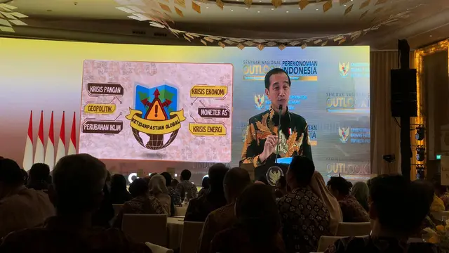 Presiden Joko Widodo (Jokowi) dalam Seminar Nasional Outlook Perekonomian Indonesia "Optimisme Penguatan Ekonomi Nasional Di Tengah Dinamika Global" di Hotel St. Regis, Jakarta, Jumat (22/12/2023). (Tira/Liputan6.com)