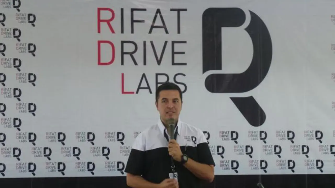 Rifat Sungkar Buka Sekolah Defensive Driving