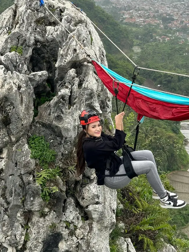 7 Potret Nathalie Holscher Naik Tebing Gunung Hawu, Enggak Takut Ketinggian